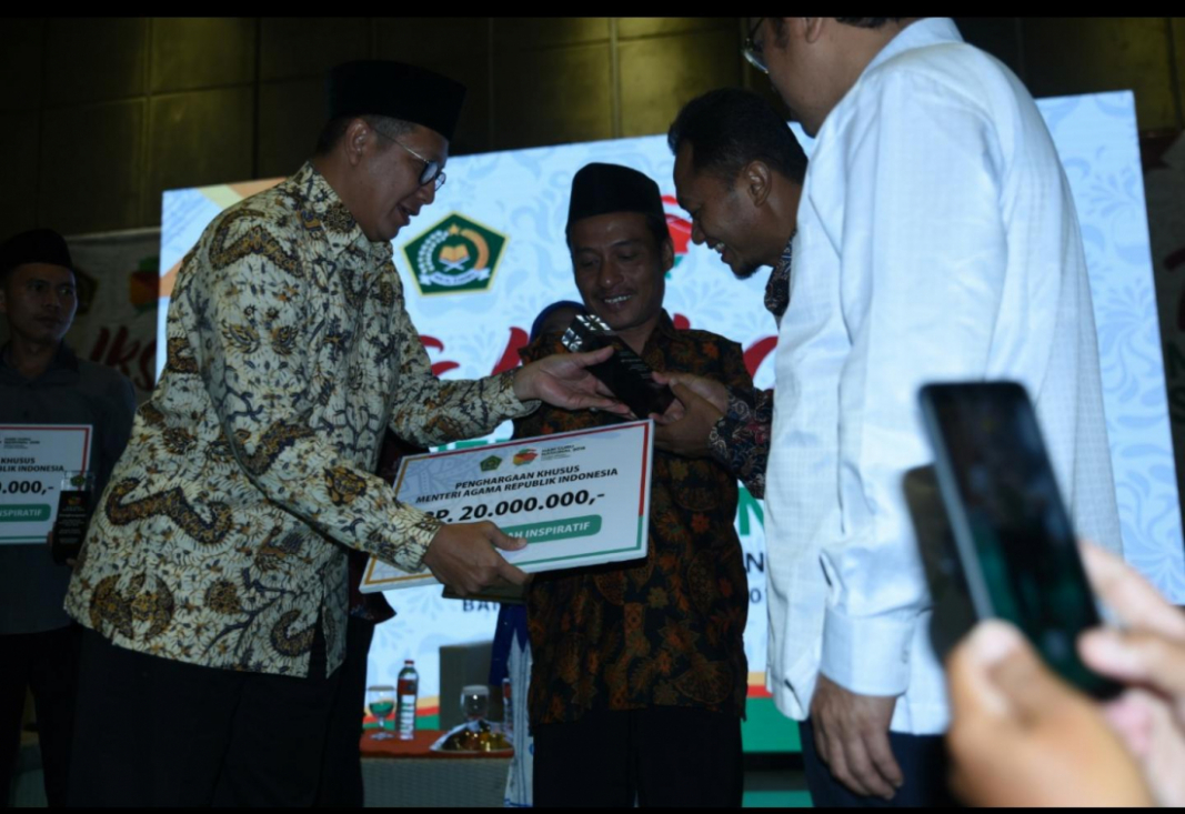 Keterbatasan Fisik Tak Halangi Untung untuk Mengabdi